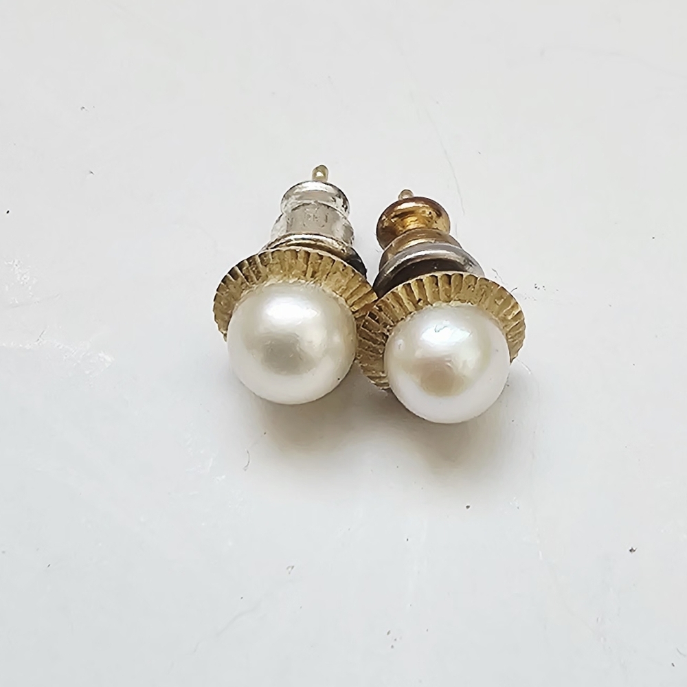 Elegant Gold and Pearl Ribbed Roped  Earrings